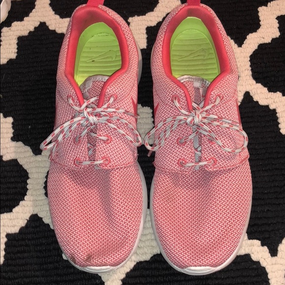 Nike Shoes - Women’s Nike Roshe Runs!